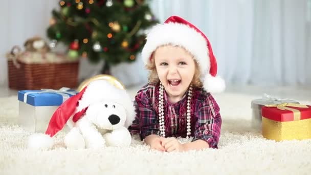 Fille couchée sur le tapis avec des cadeaux — Video