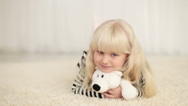 女孩躺的玩具熊 — 图库视频影像