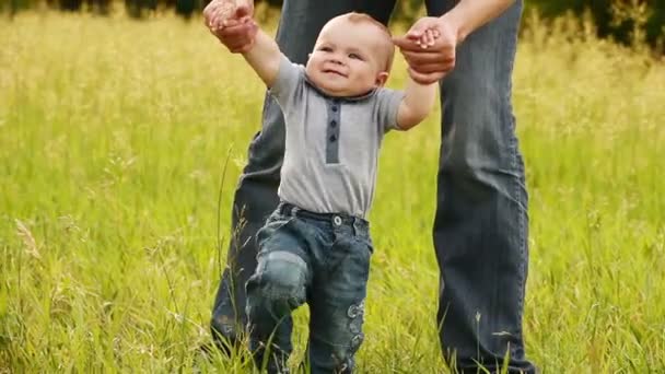 Хлопчик вчиться ходити з батьком . — стокове відео