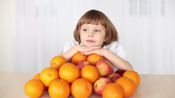 Menina com maçãs e laranjas — Vídeo de Stock