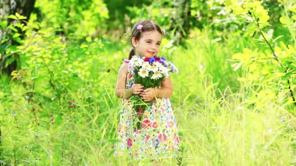 Mädchen mit einem Strauß wilder Blumen — Stockvideo