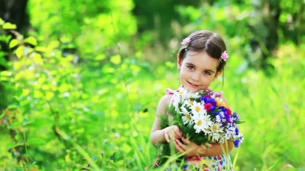 Schattig meisje met bloemen — Stockvideo