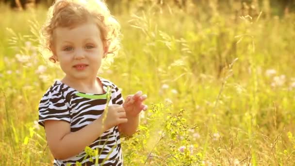 Щаслива дитина дивиться на камеру — стокове відео