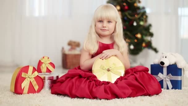 Niño sosteniendo un hermoso regalo — Vídeos de Stock