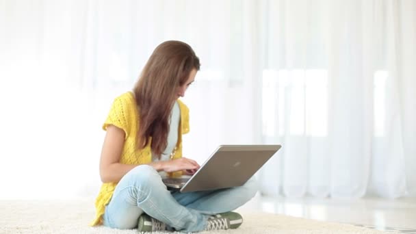Tiener werken op een laptop. — Stockvideo