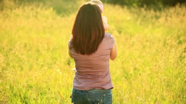 Madre está girando con el bebé recién nacido — Vídeo de stock