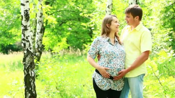 Mujer y hombre de pie en el bosque . — Vídeos de Stock