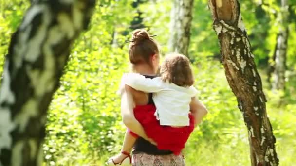 Femme donnant piggyback tour à fille — Video