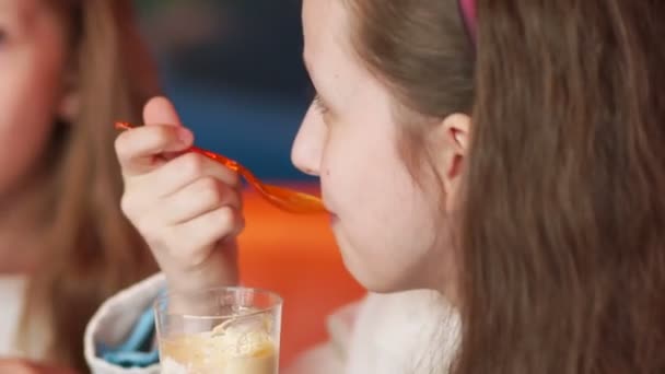 Сестры едят мороженое — стоковое видео
