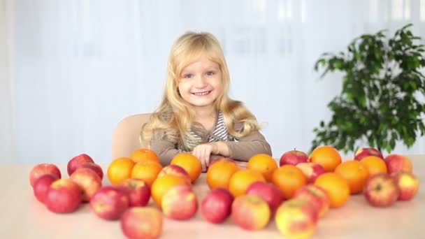 Девушка с апельсинами и яблоками — стоковое видео