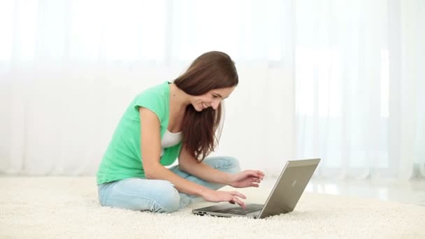 Teenager with a laptop sitting — Stock Video