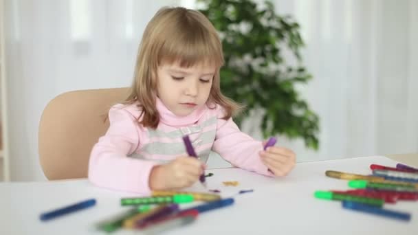 Дитина з маркерами для малювання — стокове відео