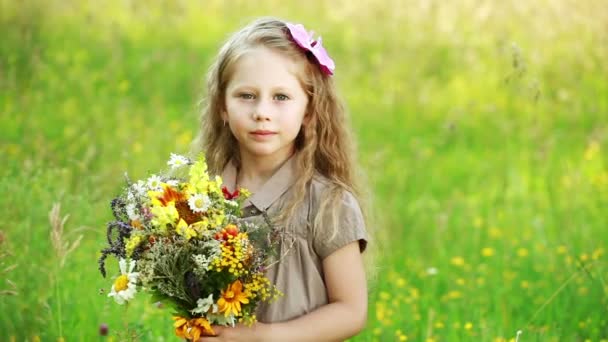 Linda chica con flores. — Vídeo de stock