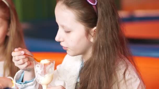 Dondurma yiyen kız — Stok video