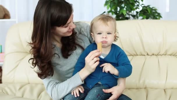 Mutter füttert ihr Baby — Stockvideo