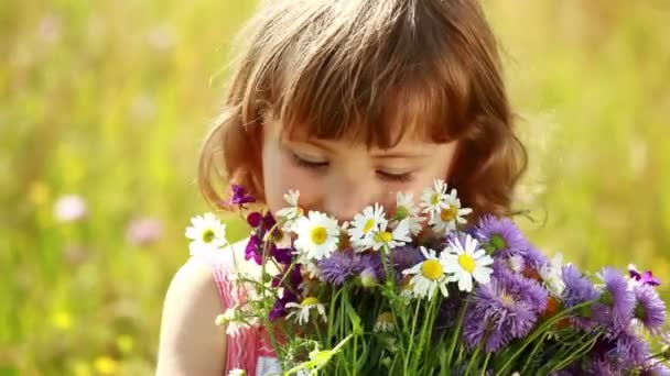 Menina com um buquê de flores silvestres — Vídeo de Stock