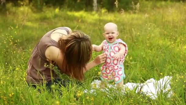 Mãe e bebê no prado . — Vídeo de Stock