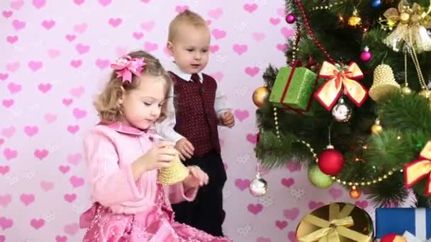 Fratello e sorella vicino all'albero di Natale — Video Stock