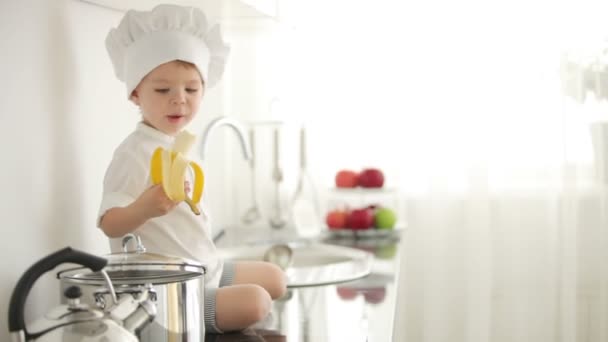 Niño comiendo plátano . — Vídeo de stock