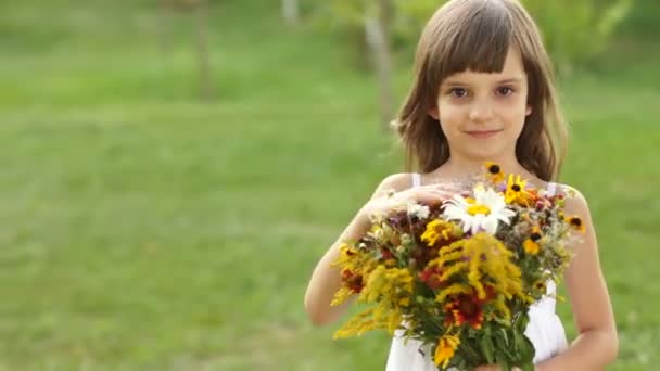 Menina com buquê de flores — Vídeo de Stock