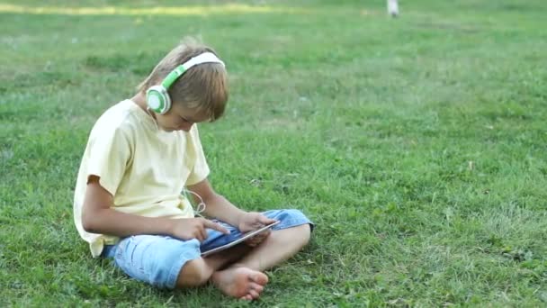 Niño escuchando música — Vídeos de Stock