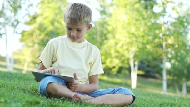 Chłopiec przy użyciu tabletu — Wideo stockowe