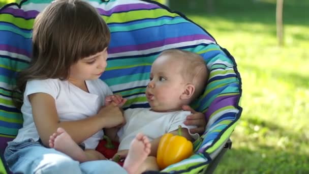 Bebê recém-nascido e sua irmã sentados — Vídeo de Stock