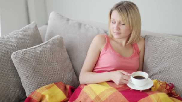 Mujer bebiendo café caliente — Vídeos de Stock