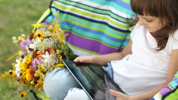 Bir tablet pc oturma ile kız öğrenci — Stok video