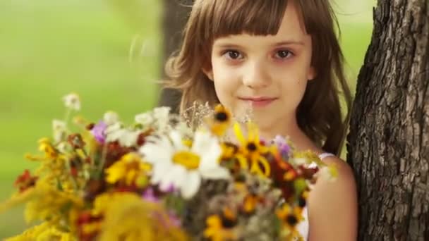 Menina com um buquê de flores — Vídeo de Stock