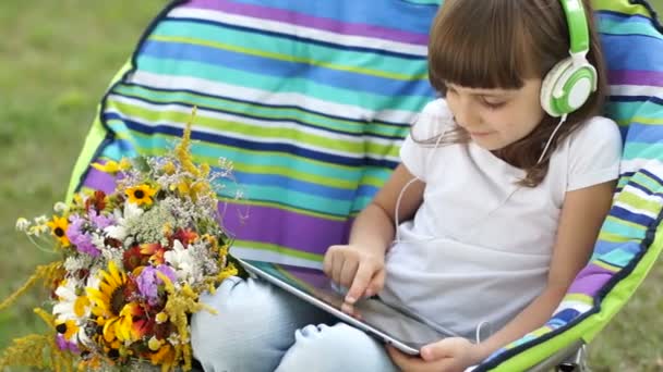 Девушка рисует на планшетном компьютере — стоковое видео