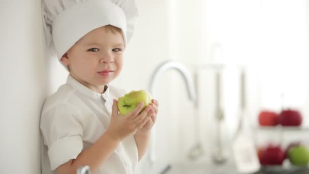吃一个苹果的可爱男孩 — 图库视频影像