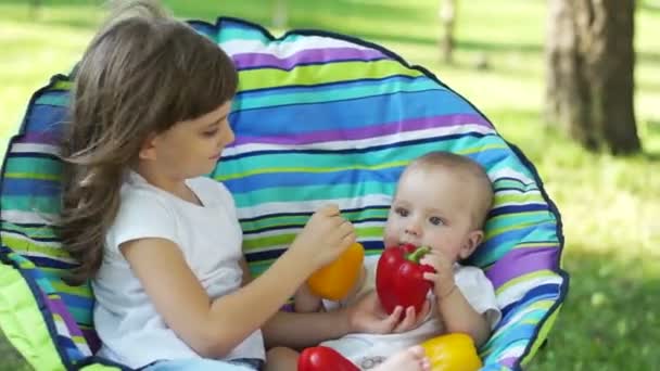 Hermana y hermano con verduras — Vídeo de stock