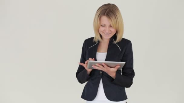 Femme d'affaires debout avec tablette pc — Video