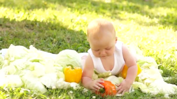 Meisje van de baby in de groenten — Stockvideo