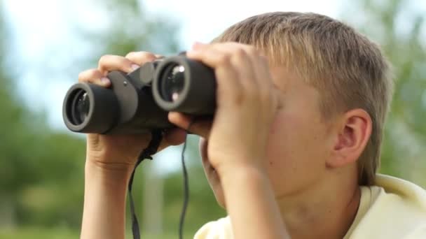 Ragazzo che guarda attraverso il binocolo — Video Stock