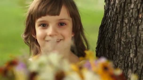 Mädchen überreicht Blumenstrauß — Stockvideo
