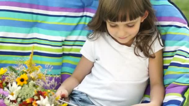 Menina com um Tablet PC sentado — Vídeo de Stock