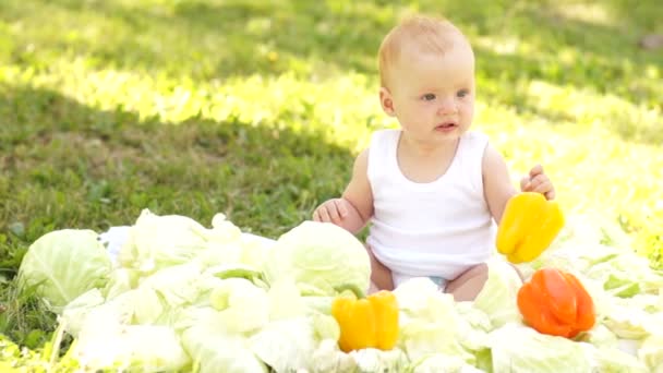 Baby flicka i grönsaker — Stockvideo