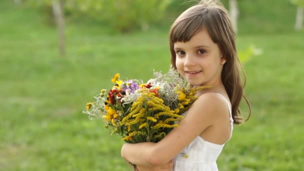 Flicka med en bukett blommor — Stockvideo