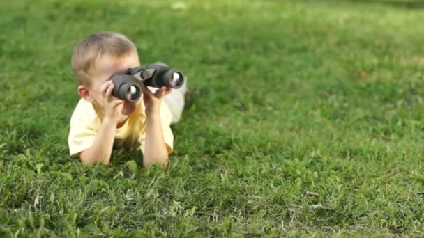 小男孩用双筒望远镜 — 图库视频影像