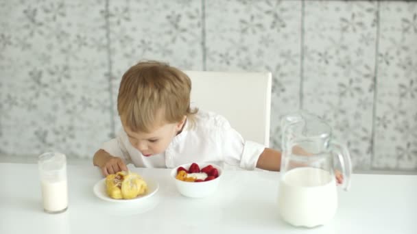 Jongen zitten aan tafel — Stockvideo