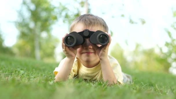 쌍안경을 보고 있는 소년 — 비디오