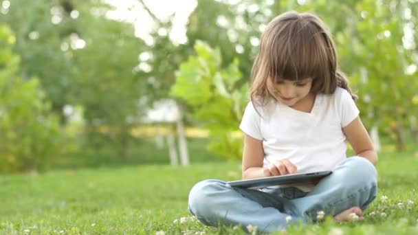 Kleines Mädchen mit Tablet-PC — Stockvideo