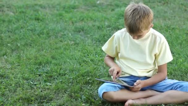 Niño usando una pantalla táctil . — Vídeo de stock