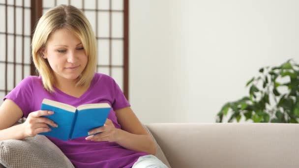 Fiatal felnőtt olvasókönyv — Stock videók