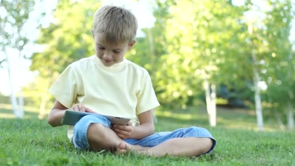 Мальчик с планшетным компьютером — стоковое видео