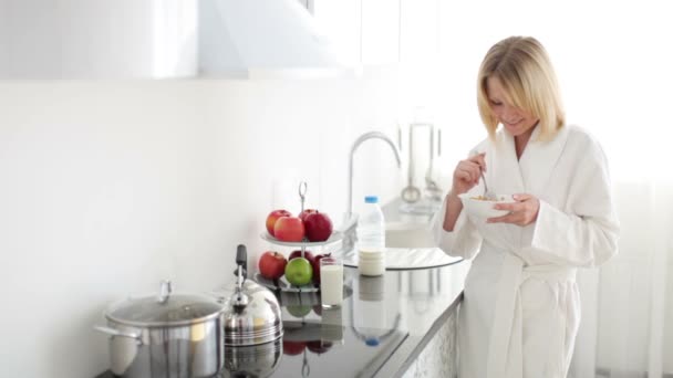 Girl  eating cornflakes. — Stock Video