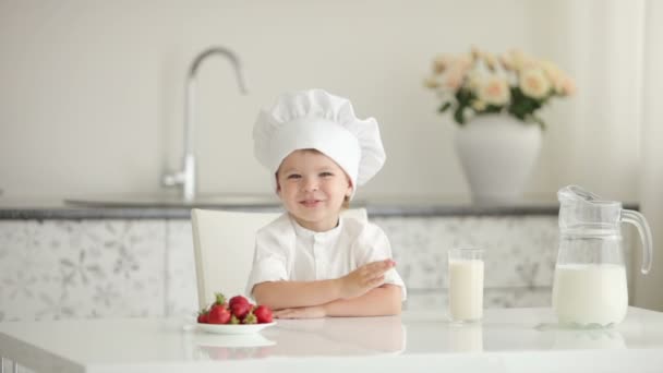 Chef assis à table et souriant — Video