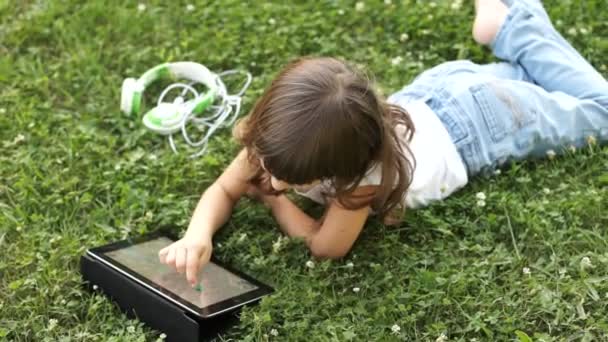 Menina Desenho com um dedo — Vídeo de Stock